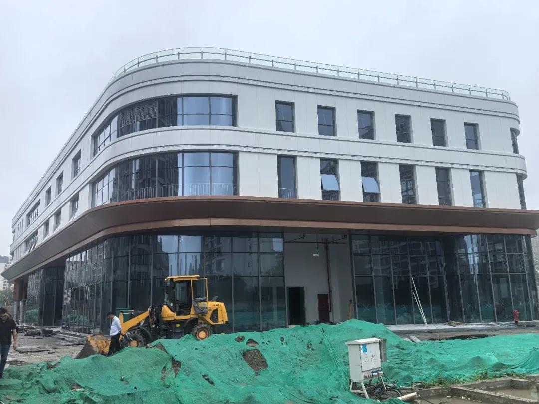 即将建成！扬州西区新增一综合体！
近日，蒋王栖祥邻里中心主体施工完成，外立面装修