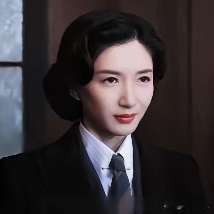 大家发现了吗？
江疏影有个很明显的变化。
不是她变得越来越漂亮了，而是她只要不走