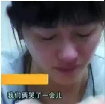 在一次公开活动中，李小冉情绪失控，含泪对刘晓庆说出了“对不起”。这一幕令人动容，