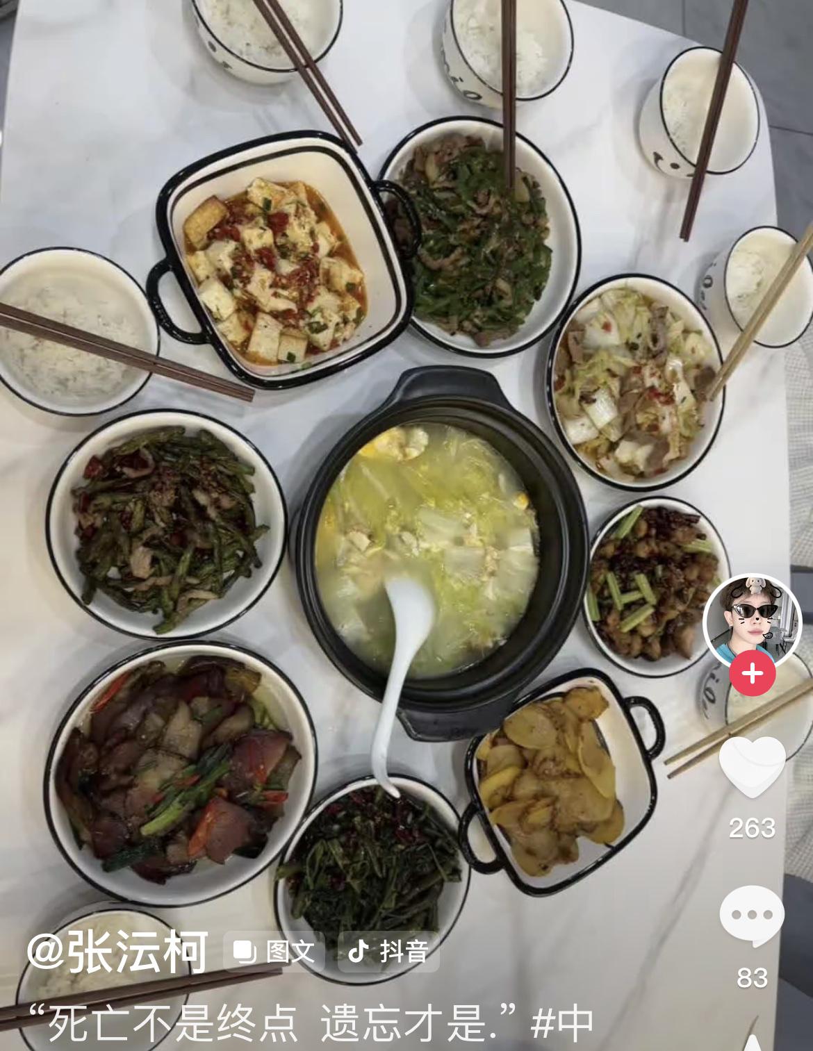 真实版的“富贵”，做了一桌丰盛的饭菜，桌上有7双筷子，但是只有1个人吃！

他就