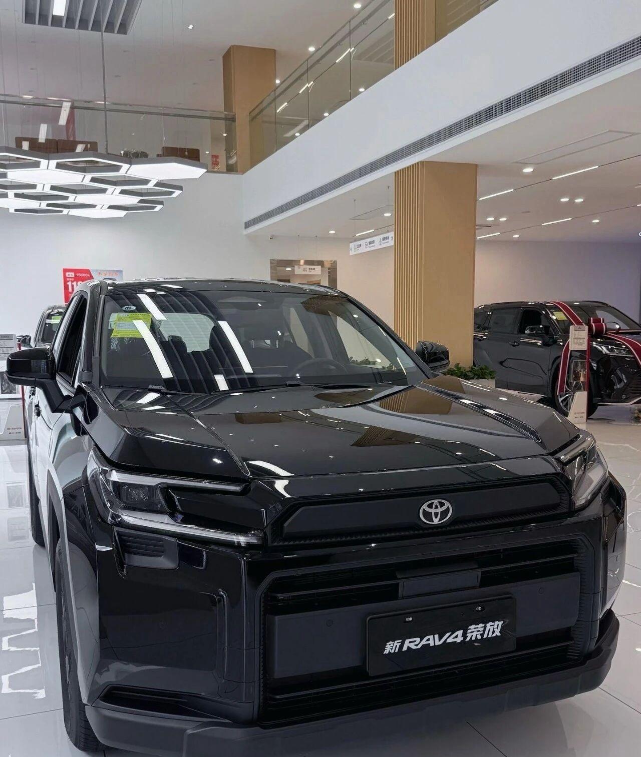 新款 RAV4 荣放，家用 SUV 务实之选全新 RAV4 外观硬朗大气，车身扎