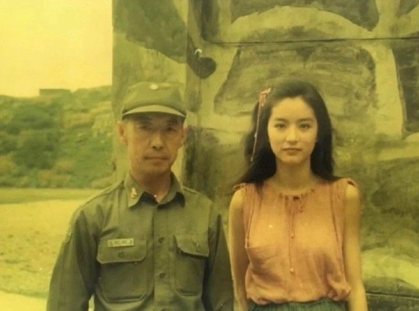 林青霞早期的合照，她的颜值放到现在什么水平啊？ 