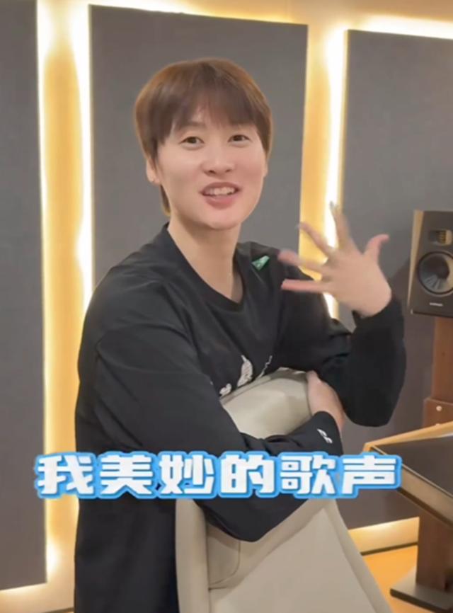 陈雨菲唱歌太逗了！

10月27日，“国羽一姐”陈雨菲更新短视频，发布了自己在录