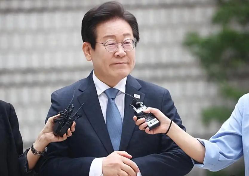 韩国摊牌，不演了！李在明拒绝出席中国阅兵，外长赵显紧接着就对华开炮，公开宣示 “