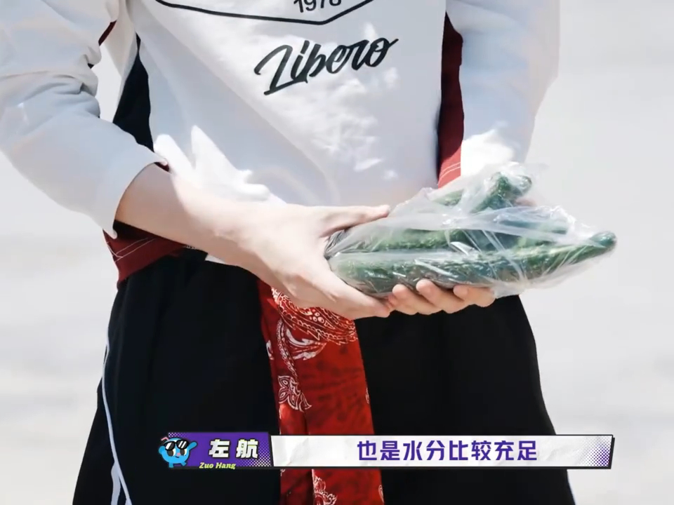 左航好像单独化了眼妆还以为左航化眼妆了上镜天赋真的没得说，别人靠化妆营造眼窝，左