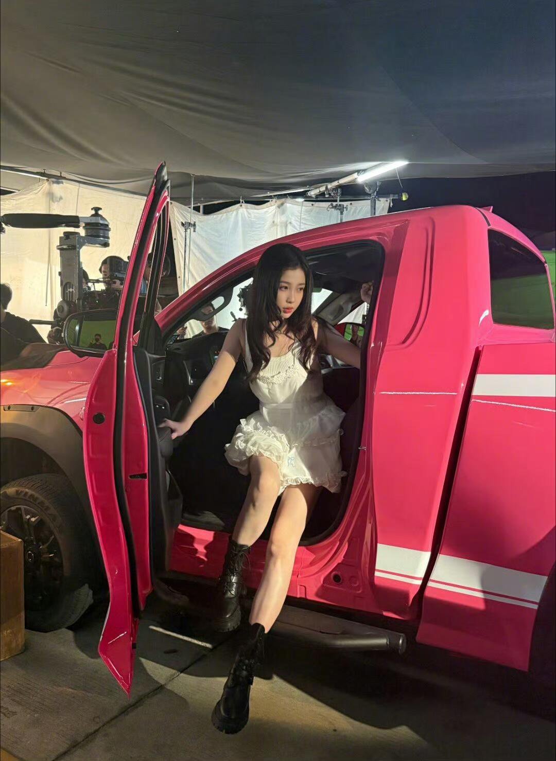 就这个虞书欣单手冷脸飙车爽姜暮这波操作太飒了，粉色皮卡单手漂移，甜妹秒变冷脸大佬