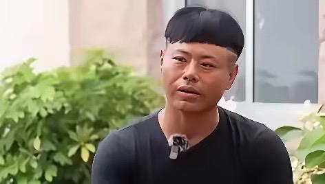 威海海边这一幕太好哭了，退役老兵的本能，从来都刻在骨子里。

母子出游遇险情，父