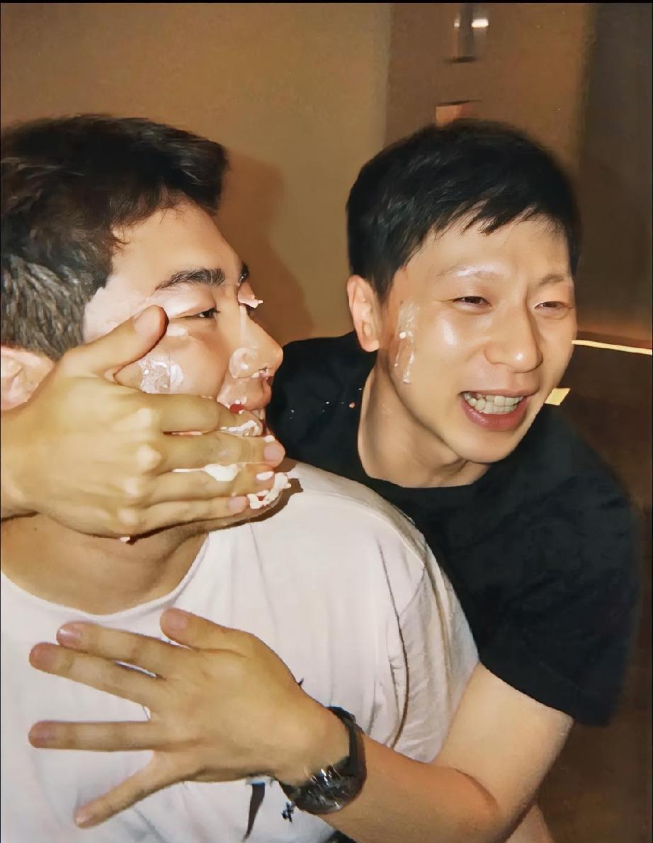 莎莎：今天是个好日子，恭喜我两个幼稚的哥哥生日快乐，福如东海长流水，寿比南山不老