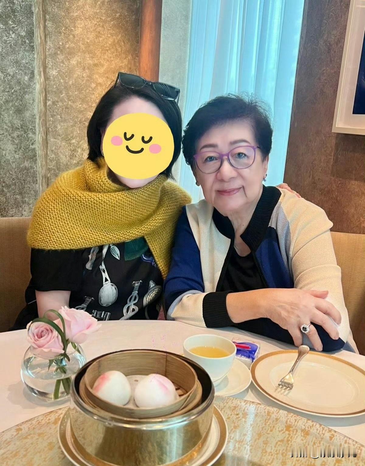 梁朝伟母亲86岁状态

梁朝伟母亲86岁状态优雅从容，精气神很好！照片中她戴紫色