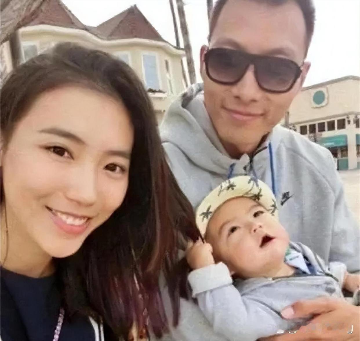 易建联的漂亮老婆叫荆灵，人长得漂亮身材也好 ​​​