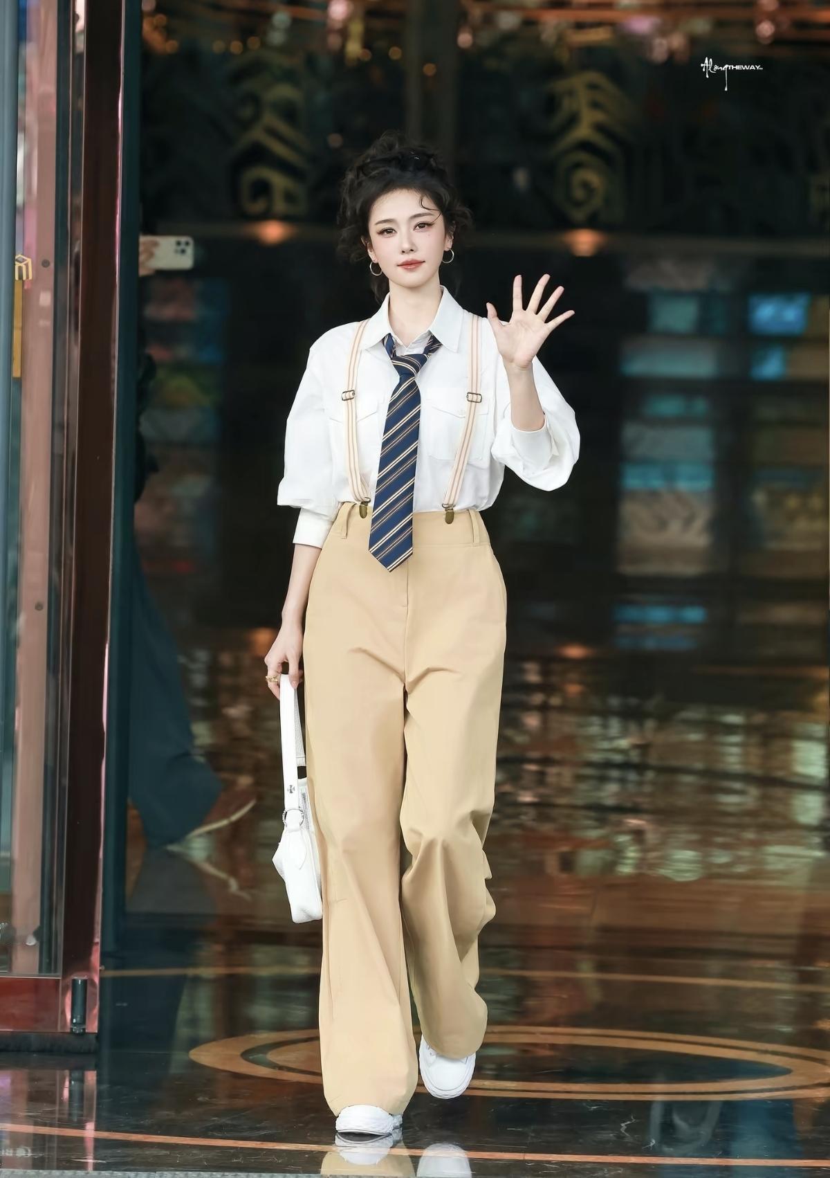  白鹿的日常，帅得毫不费力[赞]谁懂啊！白鹿穿学院风真的又美又飒[比心]白鹿的每