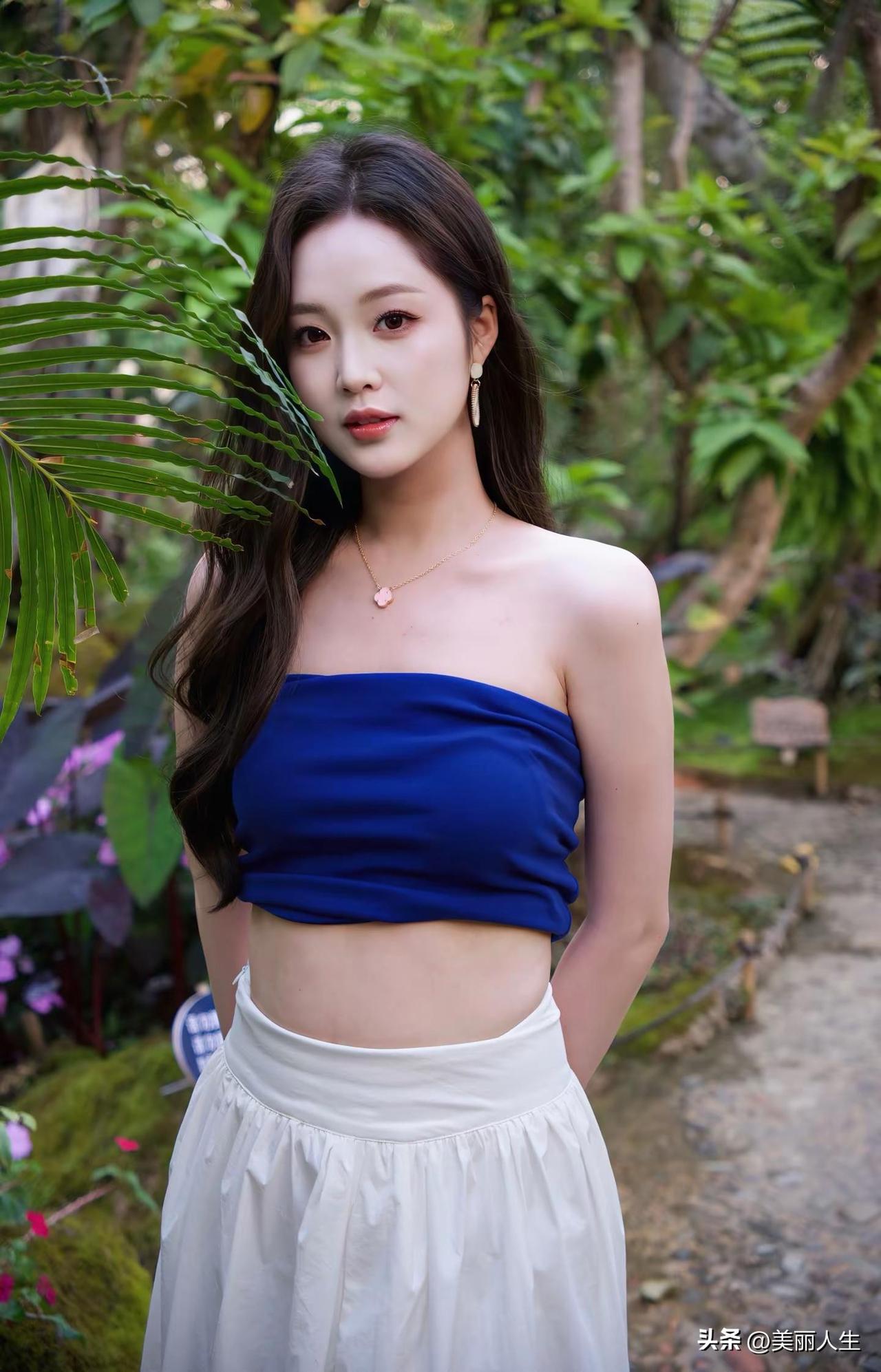 绿树掩映中，美人如画。