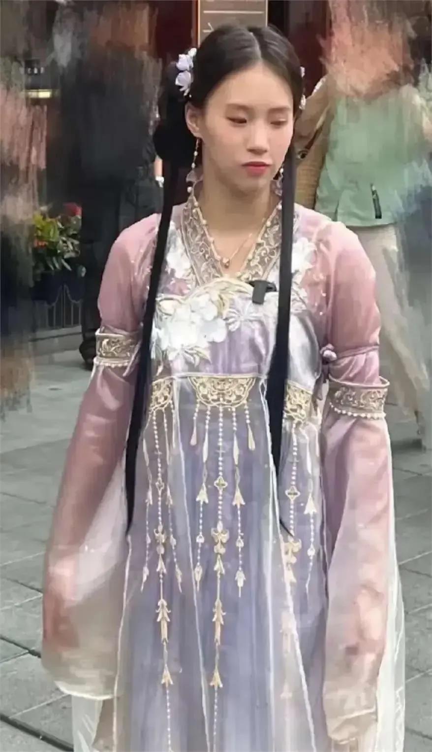 陈芋汐穿汉照爆光，网评汉服这姑凉真的驾驭不了。按理说陈芋汐的身材很纤瘦。穿汉服会