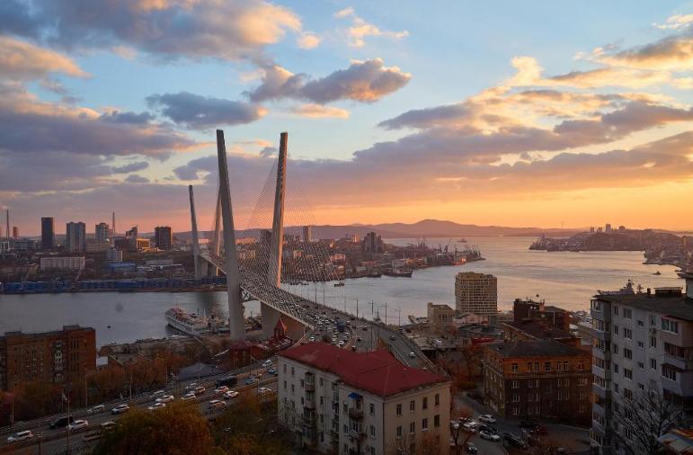 /果不其然

俄罗斯突然宣布了

今天在莫斯科，官方对外明确把远东发展放在今年的