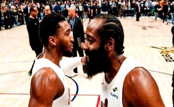 主力缺了一半，雷霆愣是用一套替补，把七连胜的骑士摁在地上摩擦。米切尔和哈登的脸都