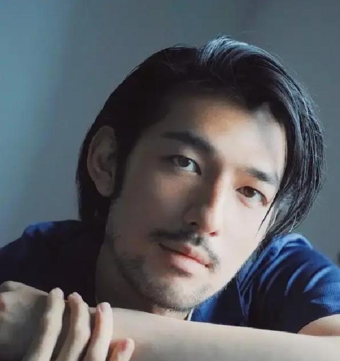 这个把风衣穿出棱角的男人，叫倪寒尽——是《醒来》里那位让人过目不忘的赵公子。
