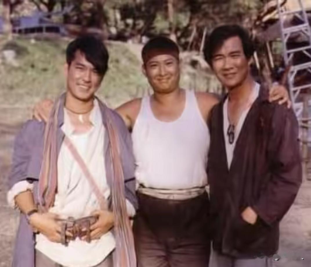 1987年经典战争动作片《东方秃鹰》，由洪金宝自编自导自演。集结几乎全港顶尖武打