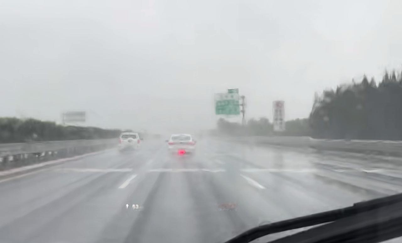 假期上了一趟高速我才明白，雾灯比双闪强多了，可全程没看到几辆车开雾灯，下雨天全开