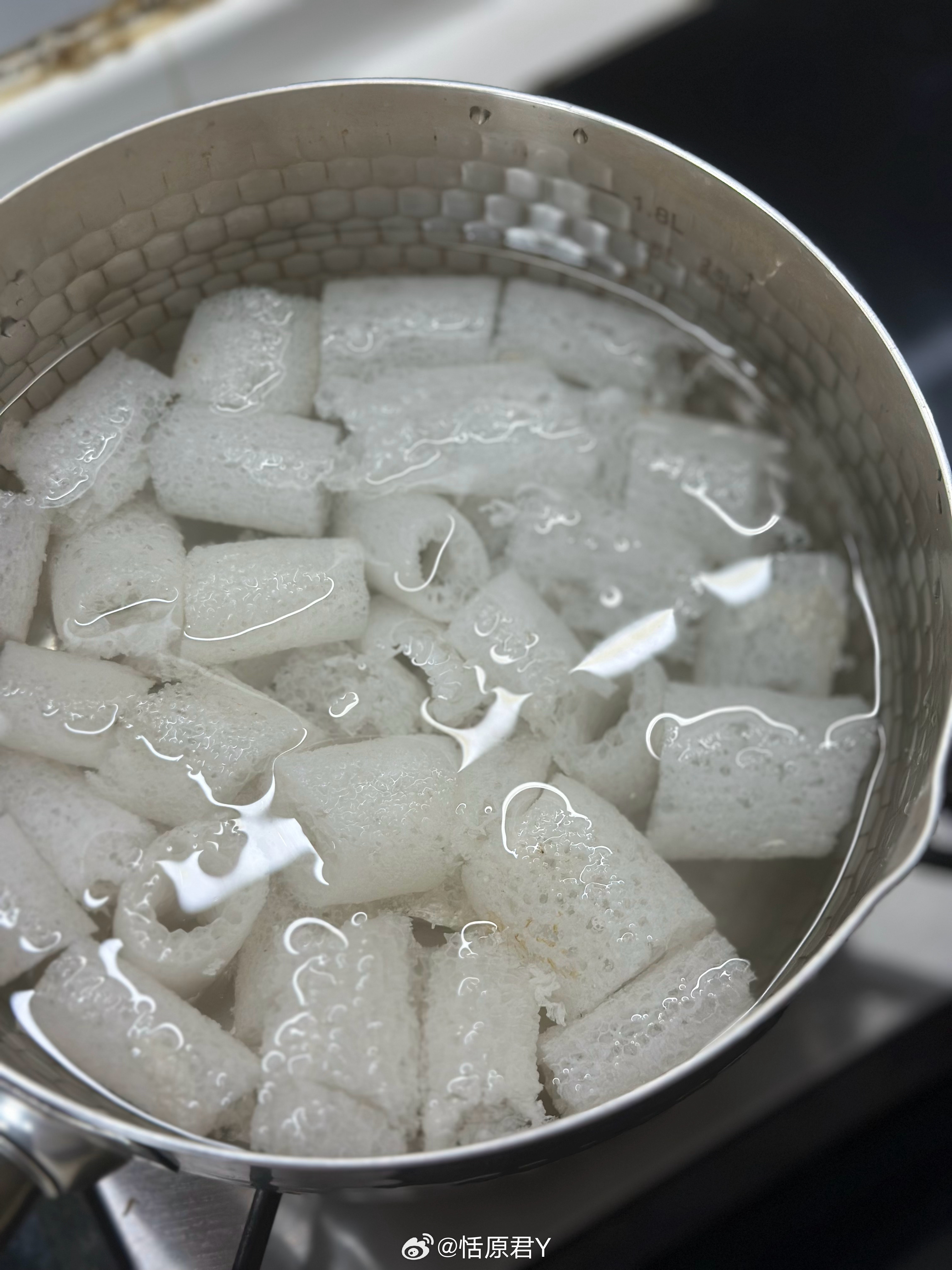 给大家安利这个竹荪，用来炖汤，特别是炖鸡、鸭，炖鸽子，那简直是“灵魂伴侣”！它像