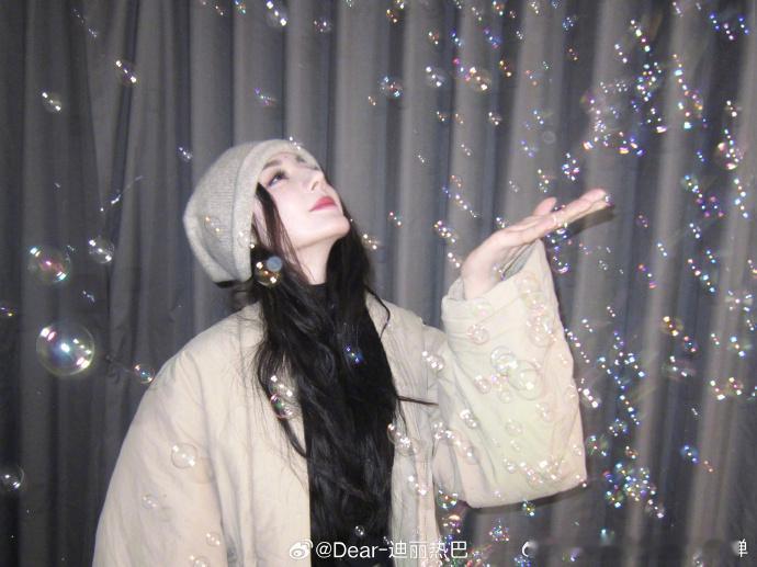 迪丽热巴元宵节吃元宵  迪丽热巴元宵节吹泡泡美美吃元宵 迪丽热巴元宵节快乐吹泡泡