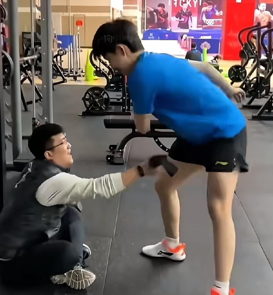 体能小哥哥，你不讲武德啊！打膝盖就打膝盖，大小腿就打小腿，咋还越打越往上了[大笑