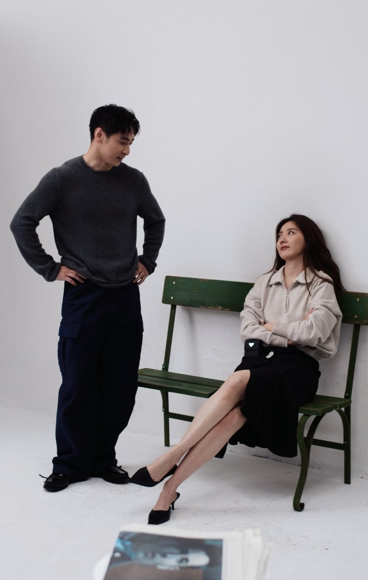 摄影师捕捉的朱颜曼滋的眼神瞬间，真绝了～好爱……