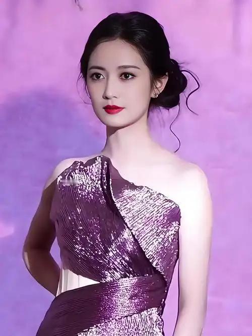 14岁的赵钰琪站在操场的香樟树下，风掀动校服衣角时，露出半张没长开的侧脸。眉骨线