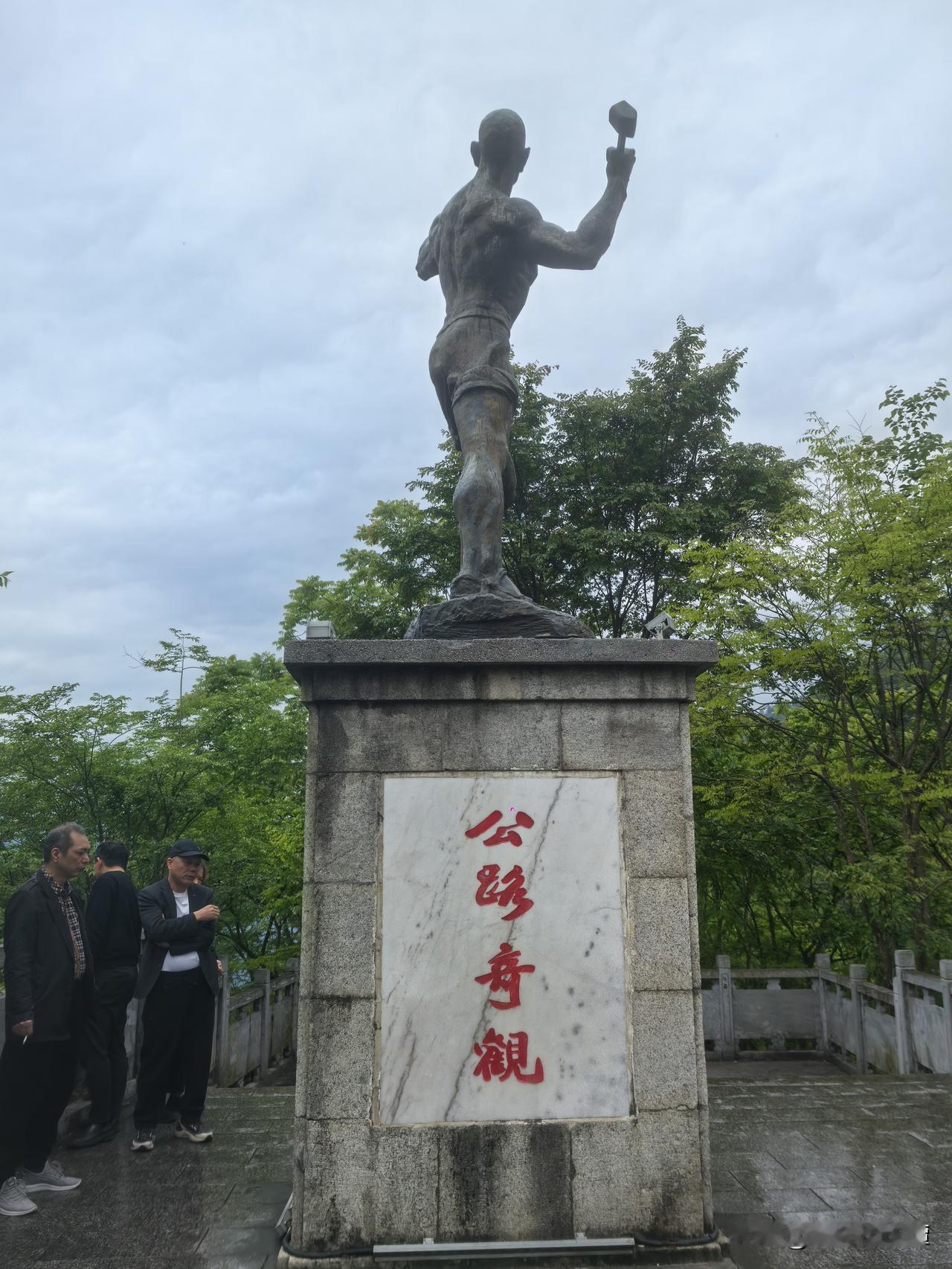 五一打卡湘西矮寨大桥！
矮寨大桥横跨两座大山，山下是悬崖峭壁，这样巧夺天工的杰作