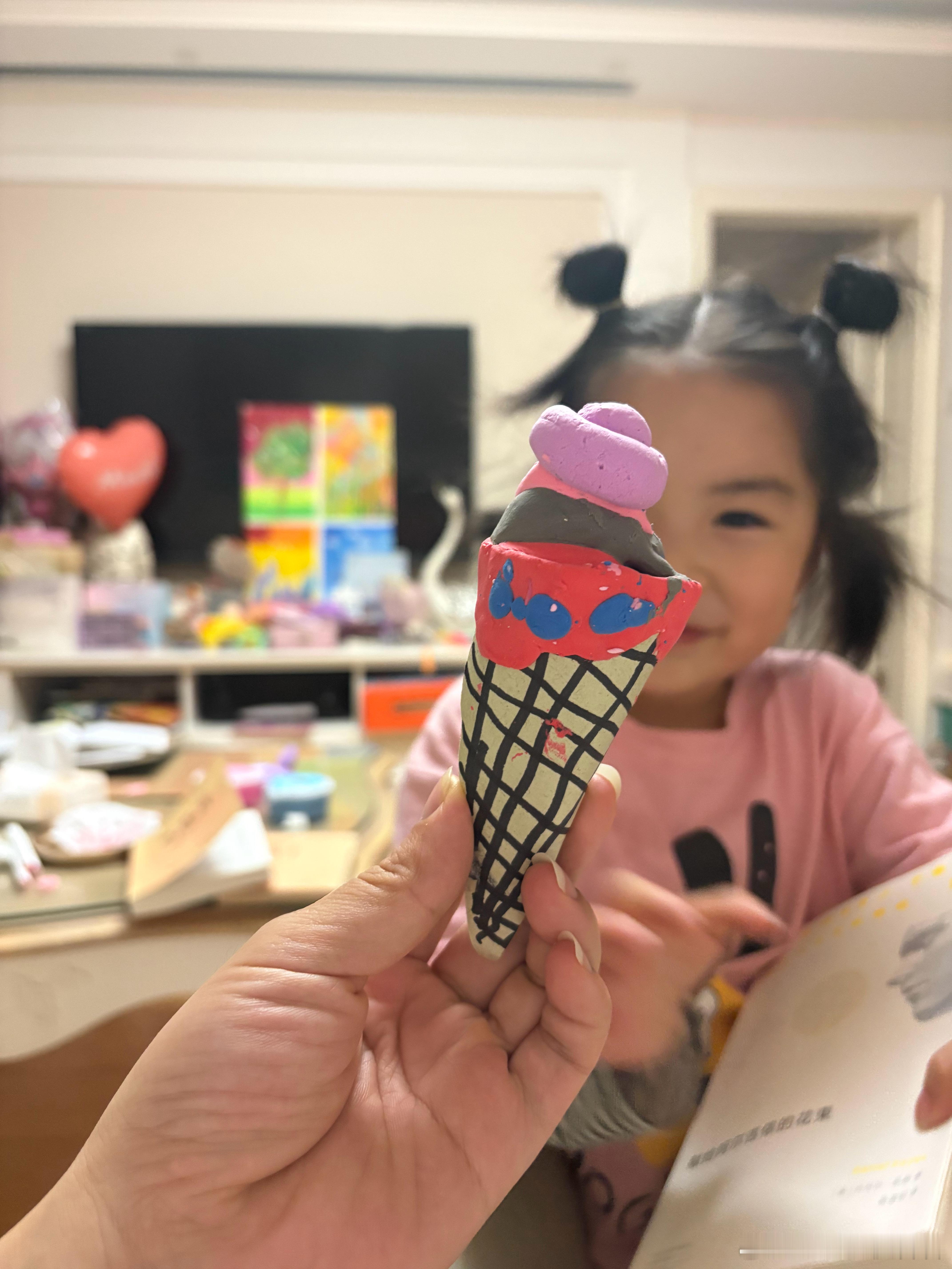 就在刚才，女儿送给我一个手工冰淇淋！昨天接女儿放学，路上她问我：“妈妈你想吃什么