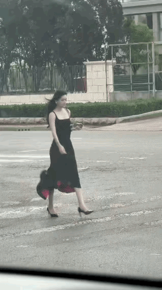 路上碰见完美身材的小姐姐
神仙颜值