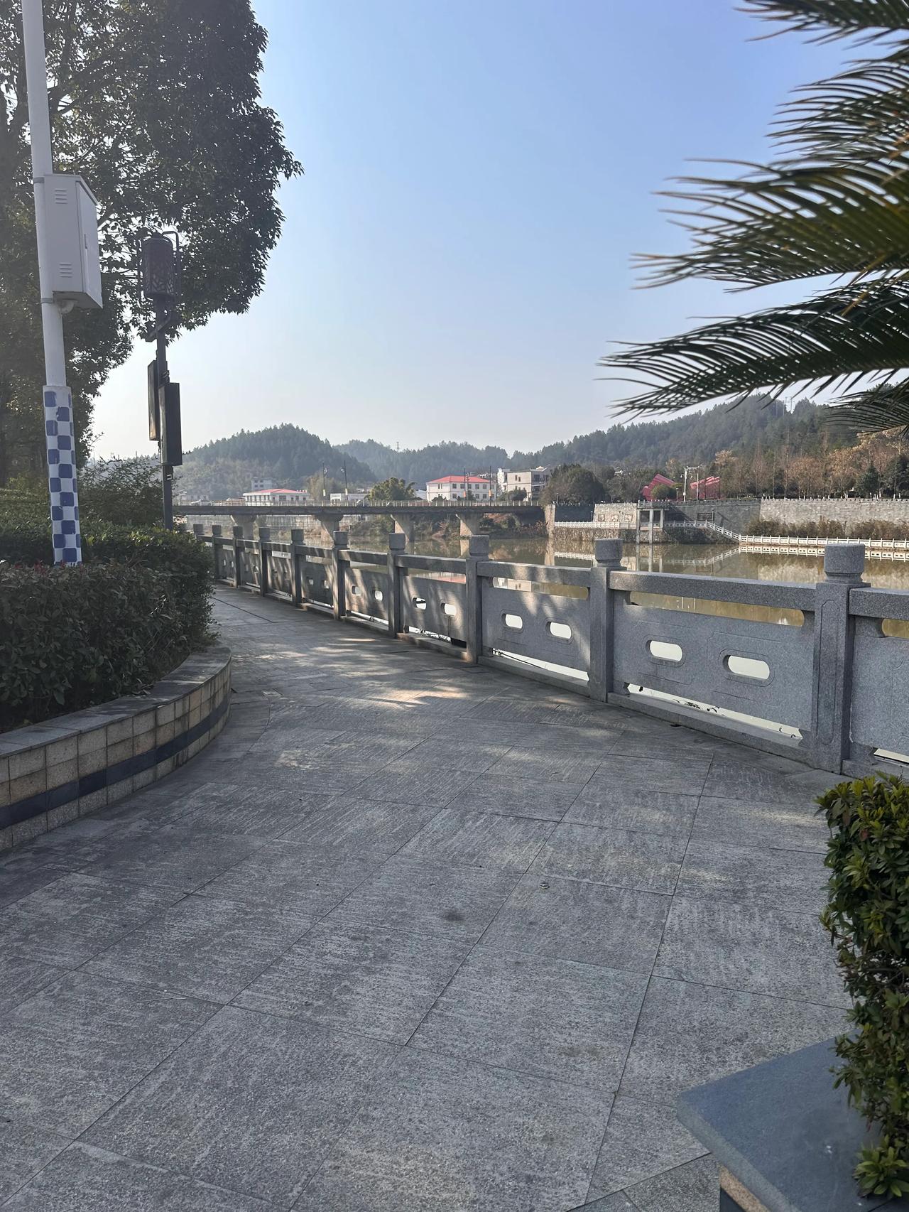 绿水桥边春意浓，风景如画入诗中。