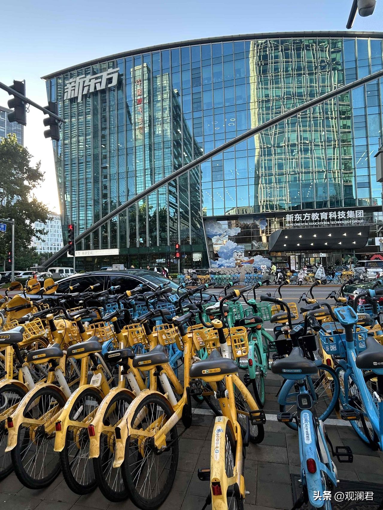 北京的共享单车，城市里一道靓丽的风景。
北京中关村，是无数北漂青年人才奔赴北京的