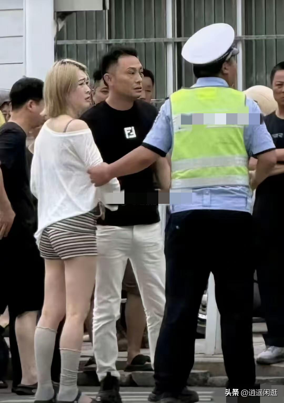 安徽广德这个女司机，从车里出来，穿的条纹短裤，穿个长筒袜。36岁的中年人打扮得却