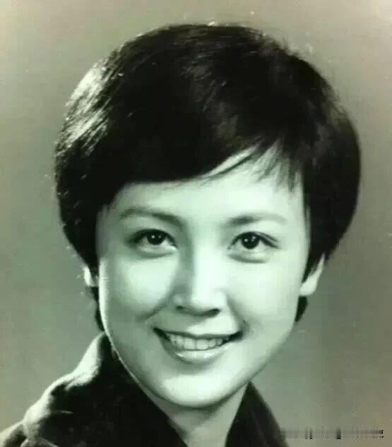 她是八十年代第一美女，五官精致，鸭蛋脸非常饱满好看，且肤色红润，属于女神级别的，