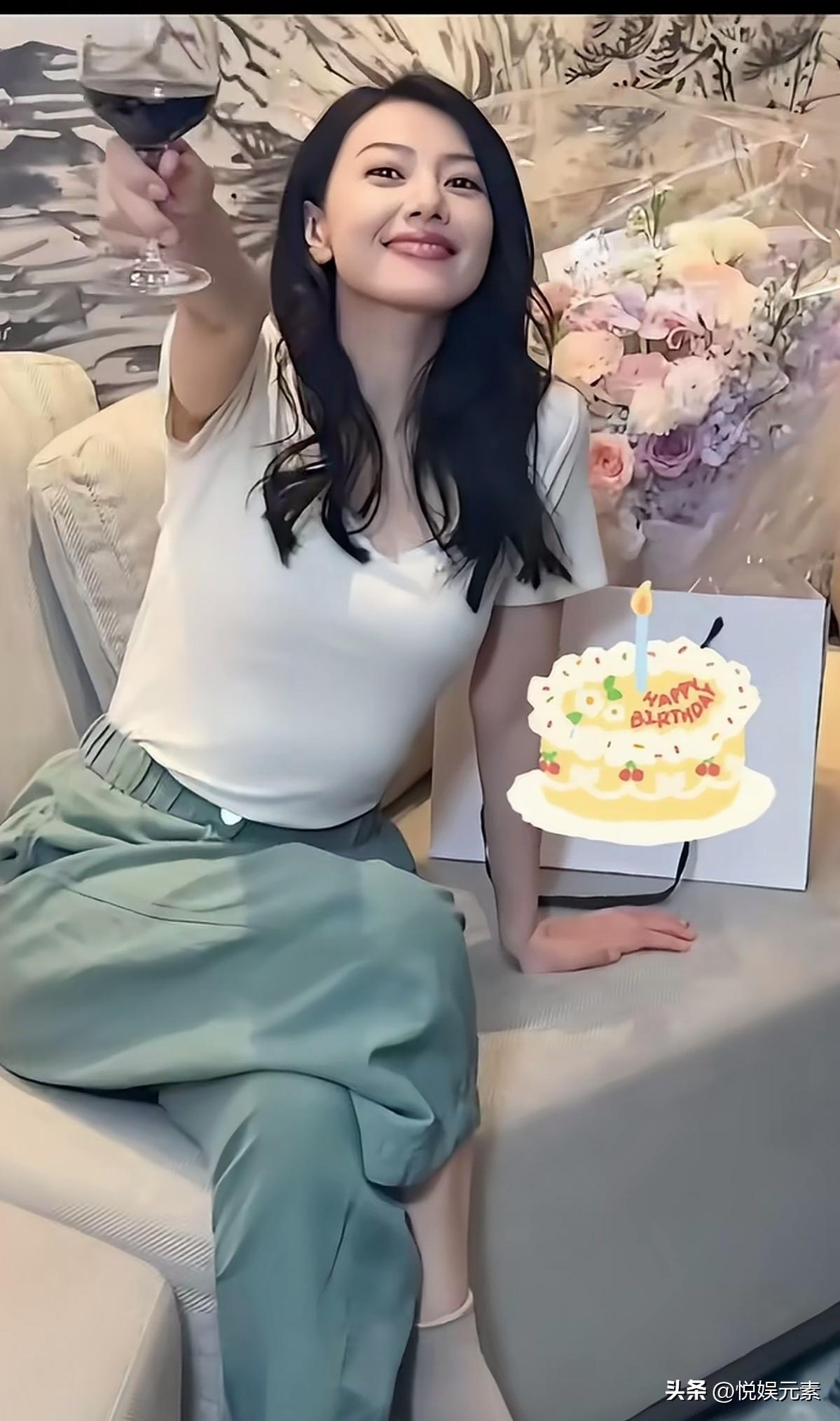 高圆圆身材火辣性感，太漂亮了。
这松弛感拉满，
妥妥的国民女神。
赵又廷能娶到她
