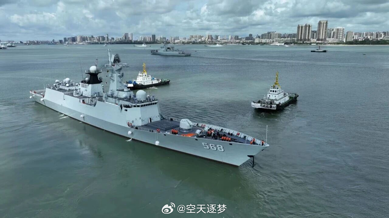 【南宁舰、衡阳舰首次抵达香港 接受市民登舰参观】在香港回归祖国29周年之际，由中