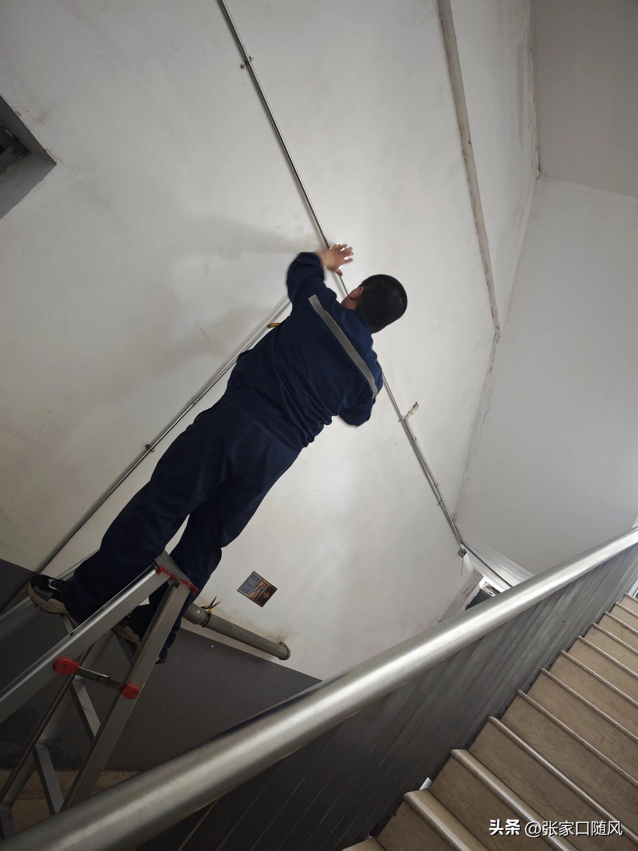 完成工作，要把完成后图片打包发给行政部美女。

虽然都是孩子妈了，但确实挺漂亮的