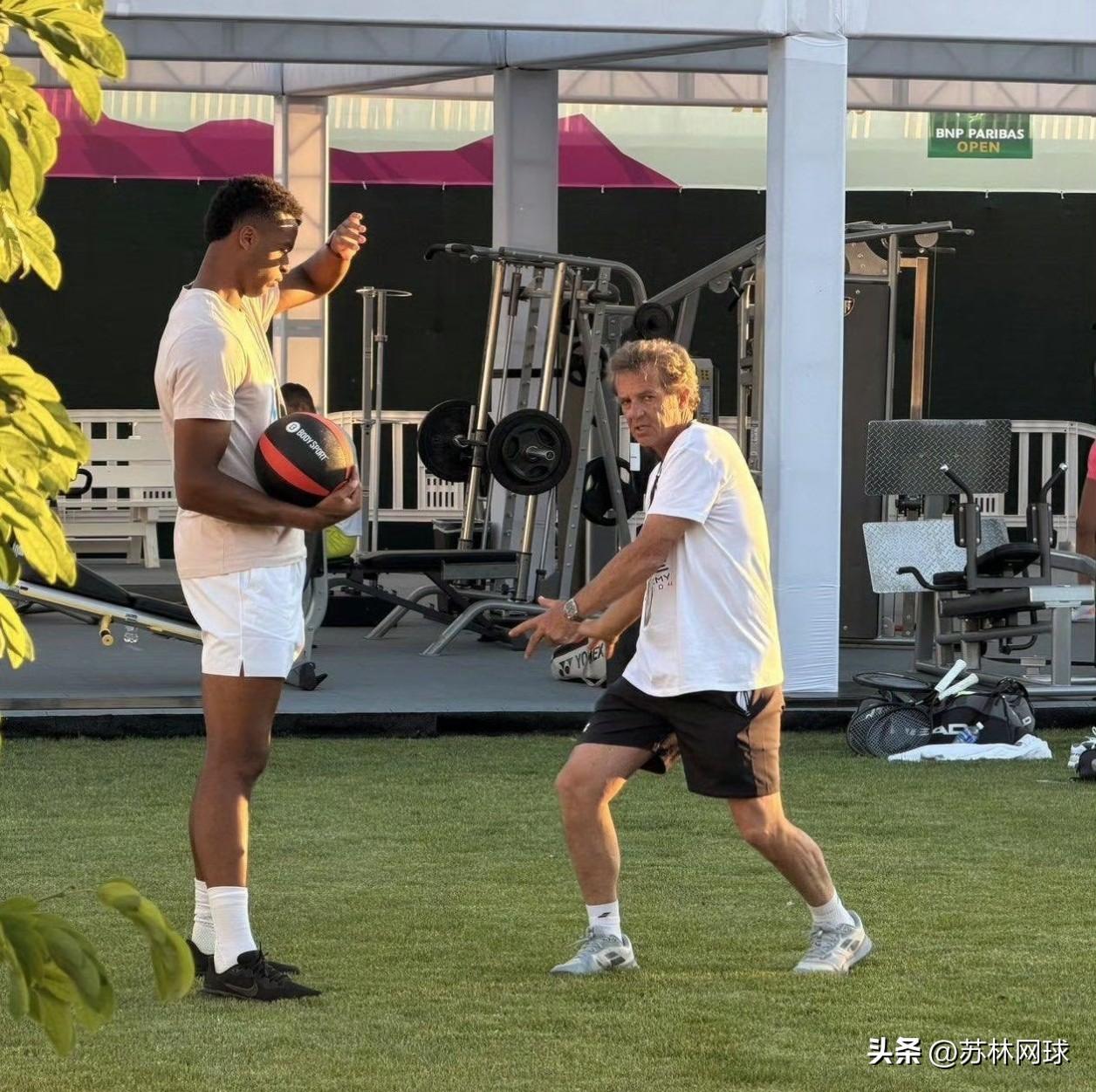 网坛再现“落跑跑”事件。
斯瓦泰克刚刚宣布和西班牙罗伊格合作。
法国球员佩里卡德