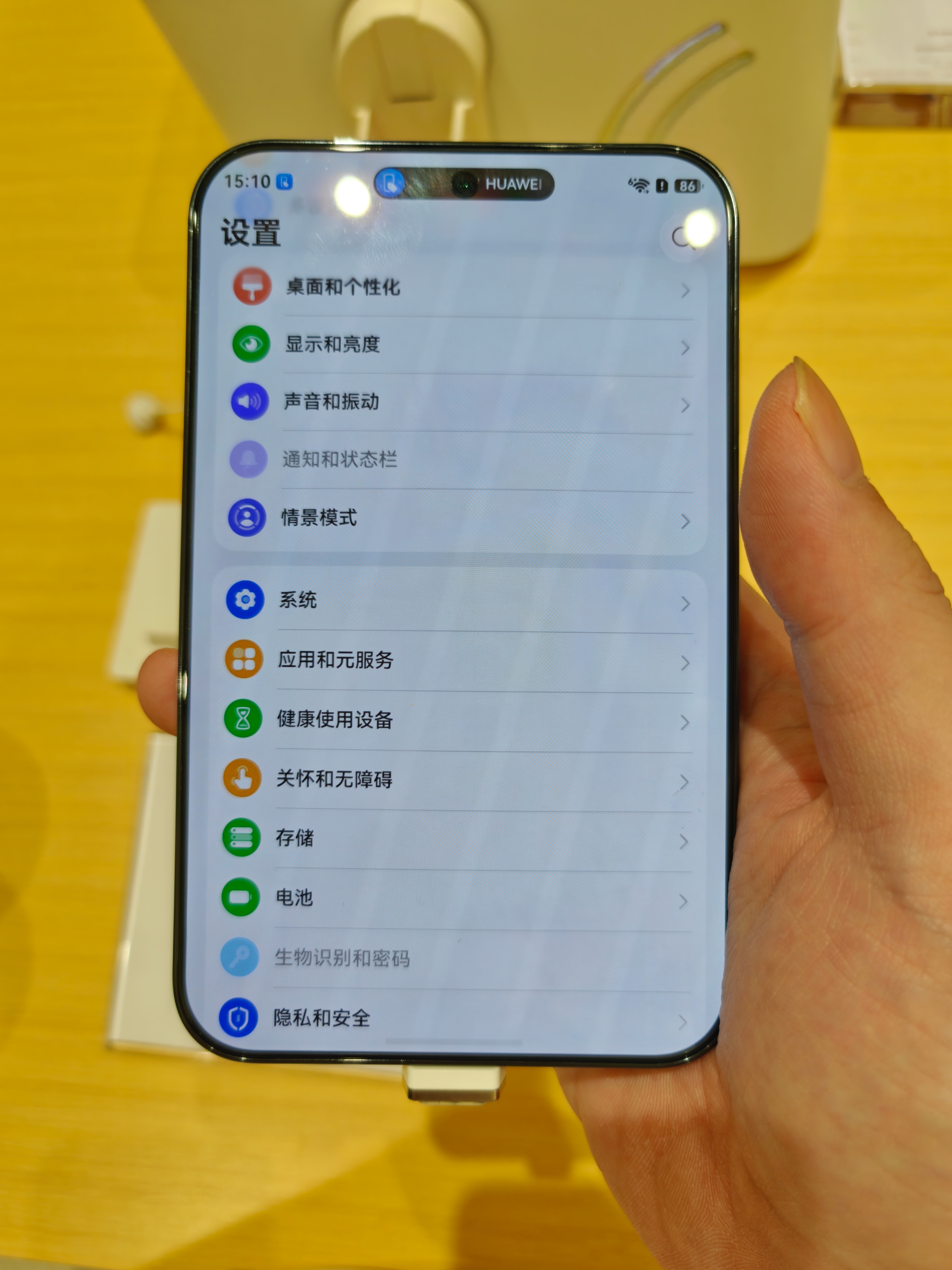 玩了一会， 感觉用起来还是挺舒服的，机角顶着掌心用的话，也还行。尽管会有一些单手