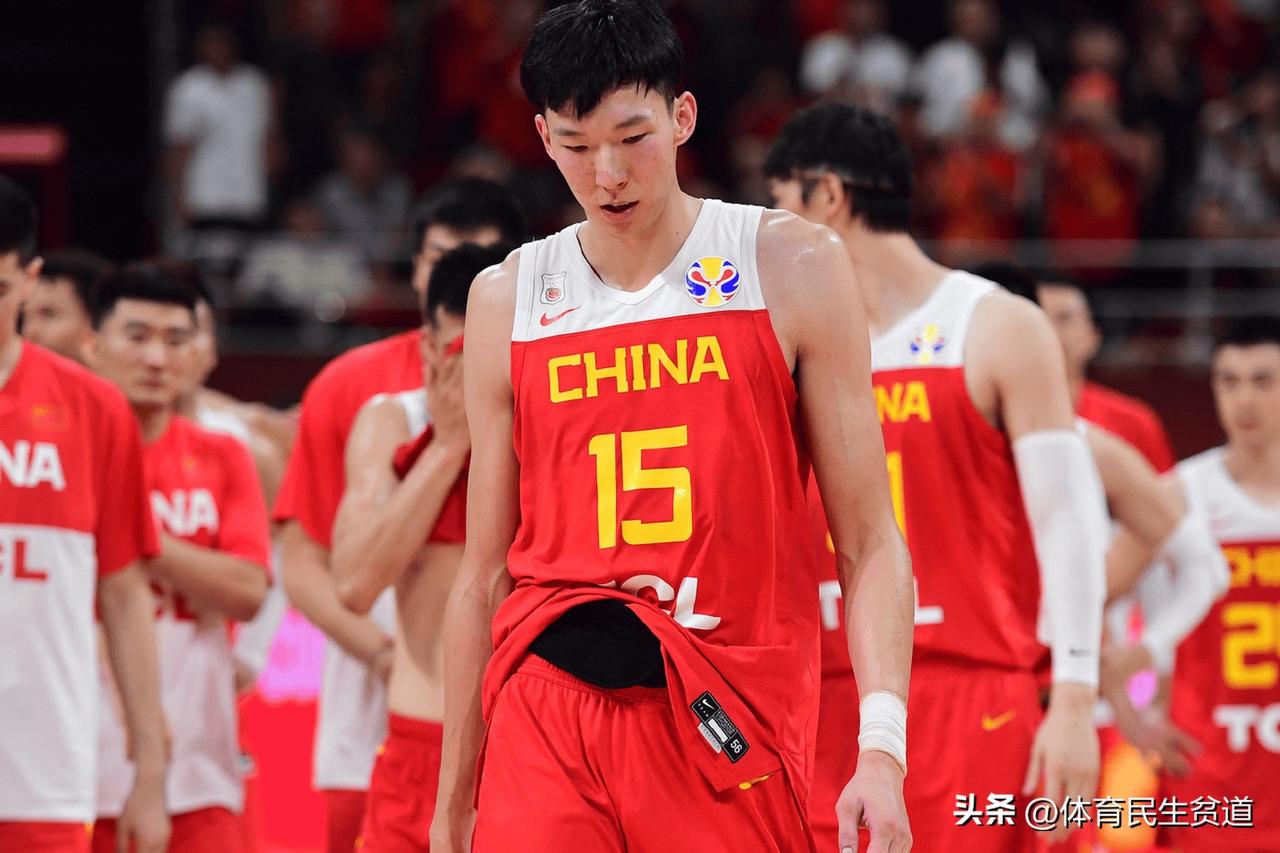 周琦！中国男篮最大的坑！
中国男篮亚洲杯的化学反应，在周琦加入后荡然无存！全场比
