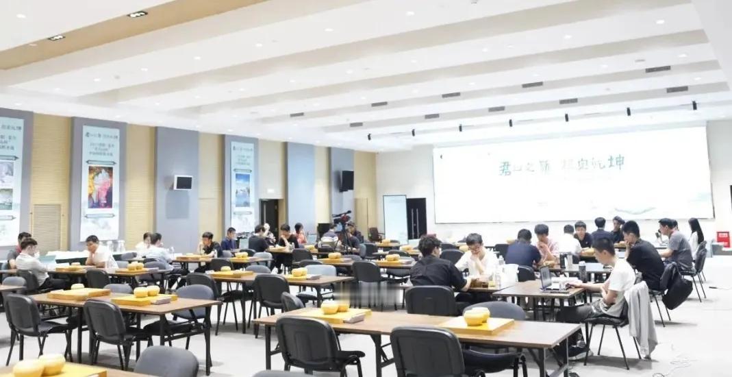 棋圣战精彩焦点：
轩工~一着不慎瞬间崩盘
龙哥~一步缓手导致败局



第六届洛