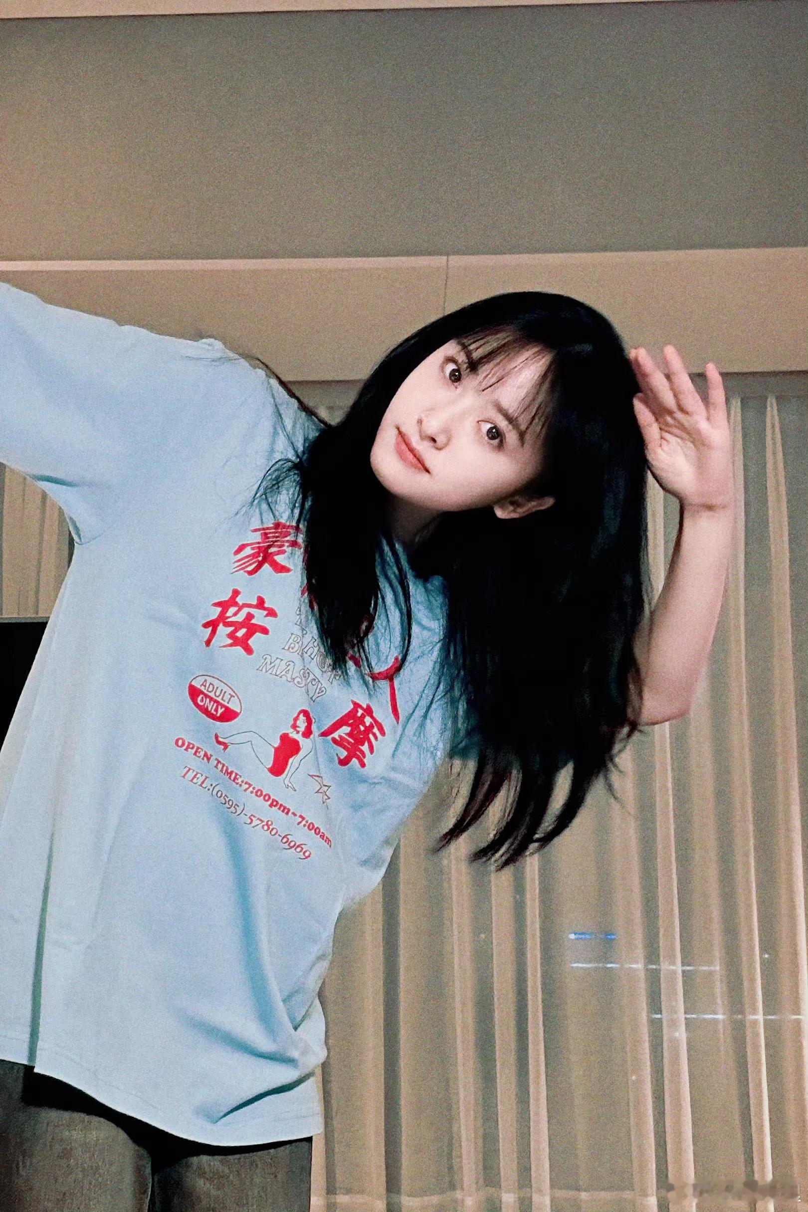 提问：在《失笑》中饰演的顾逸和之前饰演的角色有什么不同之处？和林一搭档，你觉得他