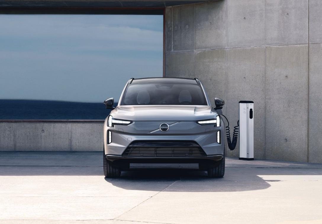 4月15日，新款沃尔沃EX90开启预售，新车共计推出2款车型，预售价53.99-