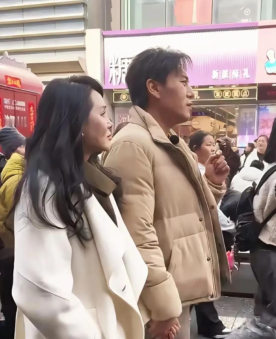 52岁被沈阳路人喊“奶奶辈”，伊能静扭头一笑的反应绝了。
我告诉你，手机怼脸拍的