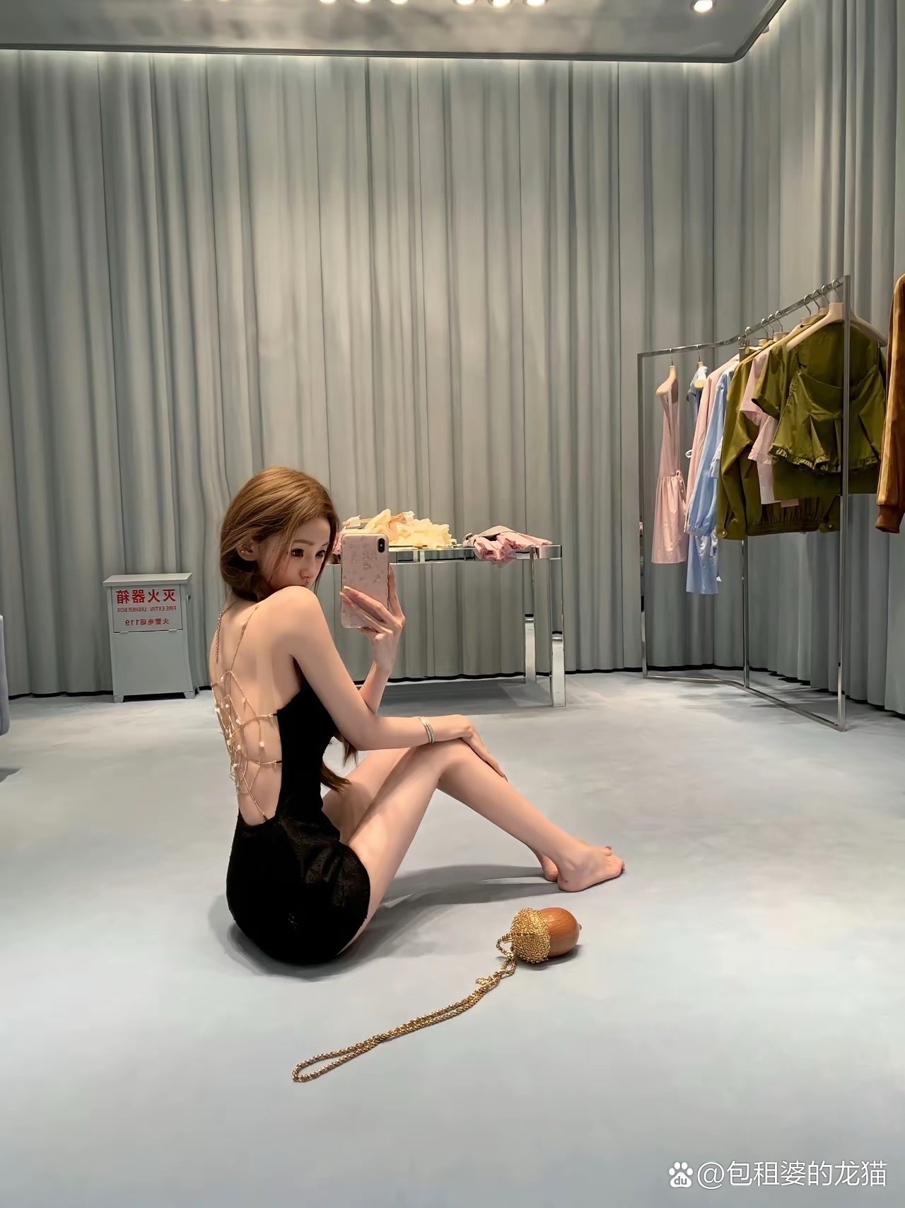 王思聪女友懒懒发美照配文“我的身材很曼妙”，本就偏瘦的她再靠美颜把身形拉得老长，