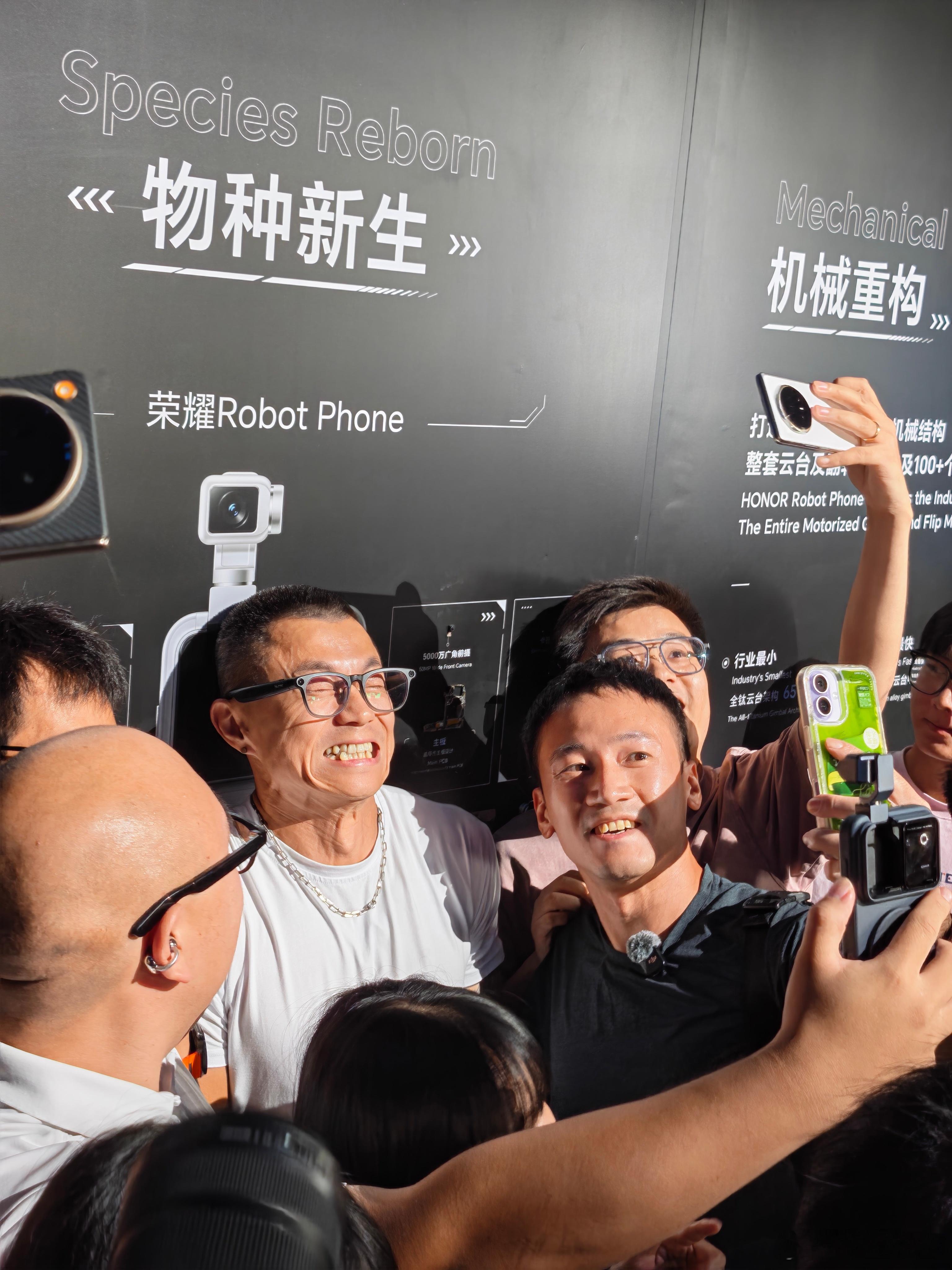 震哥等房间呢？发布会现场人气也是爆炸荣耀发布会