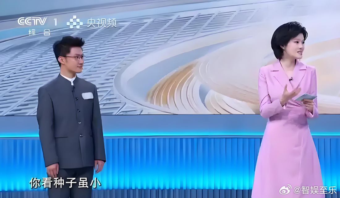 之前说了选手一如既往优秀，比赛一如既往严谨激烈，那问题就出在了主持人和点评嘉宾身