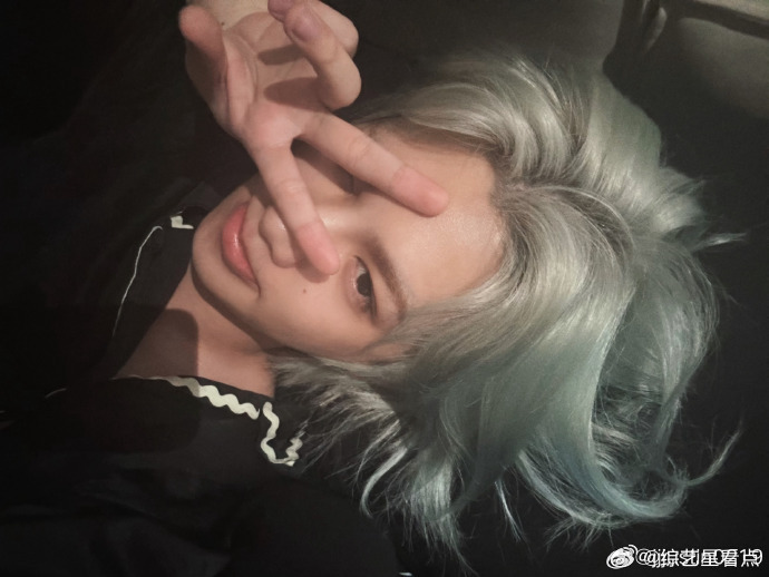 黄明昊头发变色了 黄明昊头发变色了，头发洗变色了呀，还真的是没有想到呢，但是感觉