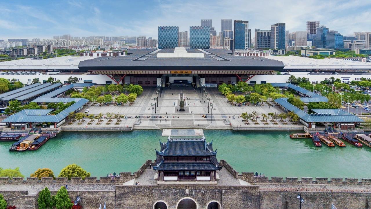 2026年5月，苏州“出高铁站免费乘游船”的全新玩法刷屏全网，中国铁路官方发布的