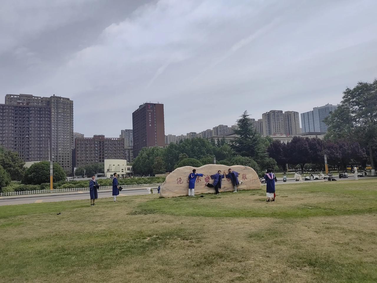和湖北的同学聊天，被告知已上班，
高三学生七月休假一周都开始了新学期的学习，
高